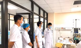 Các y bác sĩ BV Đa khoa Hòa Bình kiểm tra sức khỏe cho bệnh nhân bị ngộ độc rượu. Ảnh: Bv cung cấp