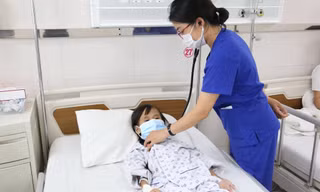 Bé gái được cấp cứu và đang dần hồi phục sau khi bị đuối nước do ngã xuống suối. Ảnh: BS cung cấp