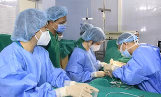 Người cha cắt một phần gan, cứu con gái liên tục nôn ra máu