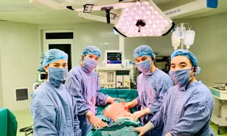 Các BS trong ca phẫu thuật ung thư Liposarcoma tái phát cho người đàn ông 67 tuổi ở Hà Nội: Ảnh: BV cung cấp