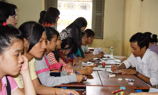 Thí sinh nộp hồ sơ NV2 tại ĐH Sài Gòn. Ảnh: Quang Phương