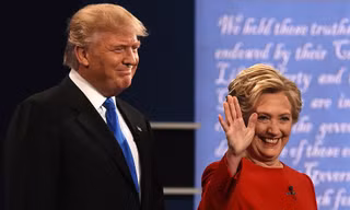 Ứng viên Tổng thống Mỹ đảng Cộng hòa Donald Trump cùng đối thủ đảng Dân chủ Hillary Clinton trên sân khấu chuẩn bị cho màn tranh luận nảy lửa.