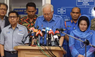 Thủ tướng Malaysia Najib Razak tại cuộc họp báo ở sân bay Quốc tế Kuching