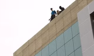 Tù nhân bị đưa lên nóc nhà, chuẩn bị hành hình