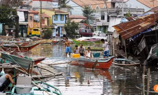 Siêu bão Sarika quét qua Philippines gây nên nhiều vụ lở đất, ngập lụt.