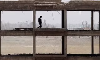 Mộ binh sỹ chính phủ Iraq kiểm tra một toà nhà ở ngoại ô Falluja, Iraq, nơi đang có giao tranh ác liệt giữa quân chính phủ và IS.