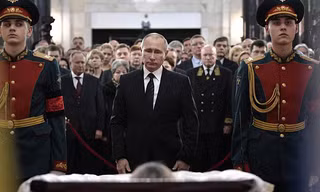 Tổng thống Nga Vladimir Putin trước linh cữu đại sứ Nga Andrei Karlov.