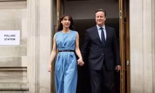 Thủ tướng Anh David Cameron cùng phu nhân Samantha rời khỏi điểm bỏ phiếu ở Westminter.