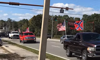 Hàng chục chiếc xe cắm cờ in tên ông Trump lượn khắp các điểm bỏ phiếu ở Florida vài giờ trước khi cuộc bầu cử chính thức bắt đầu