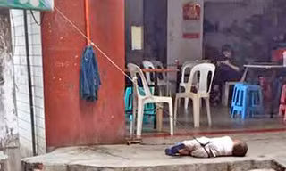Em bé bị trói nằm ở vỉa hè