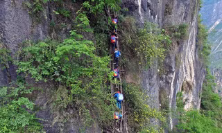 Hành trình đi học đầy gian nan của các em học sinh làng Atule’er