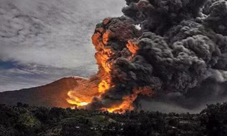 Cảnh núi lửa Sinabung phun trào nhìn từ xa