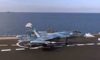 Chiến đấu cơ Su-33 trên tàu sân bay Đô đốc Kuznetsov