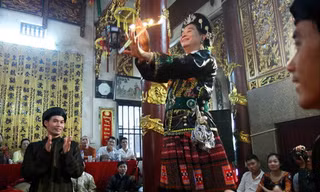 Một buổi thực hành tín ngưỡng thờ Mẫu của người Việt