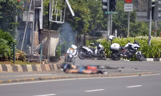 Thi thể nạn nhân nằm trên đường trong vụ khủng bố Jakarta