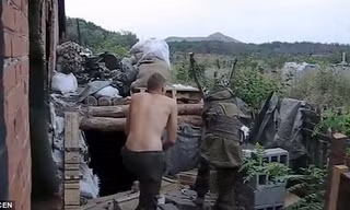 Hai binh sỹ Ukraine dùng súng cao su phóng lựu đạn về phía đối phương