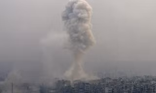Khói bốc lên từ khu vực bị phiến quân chiếm đóng ở Aleppo
