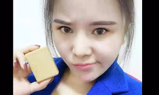 Cô gái cầm bánh xà phòng làm từ chính mỡ của mình