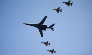 Một chiếc B-1 Lancer được các chiến đấu cơ hộ tống khi bay trên Osan, Hàn Quốc