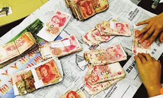Số tiền tiết kiệm của lão nông bị mục nát sau nhiều năm giấu trong tường nhà.