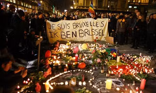 Hoa và nến tưởng niệm nạn nhân ở Brussels, Bỉ.