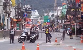 Cảnh sát phong tỏa một đoạn đường nơi vừa diễn ra vụ đánh bom ở Phuket sáng 12/8