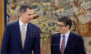 Quốc vương Tây Ban Nha Felipe VI (bên trái) chào đón Chủ tịch Quốc hội Patxi Lopez trong cuộc đàm phán với lãnh đạo các đảng ngày 26/4 tại Madrid