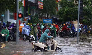 Đại lộ Thăng Long ngập sâu, nhiều tuyến đường vào nội đô ùn tắc 
