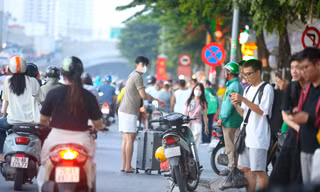 Xe dù, bến cóc lại rầm rộ, người dân Hà Nội đứng bắt xe trên đường