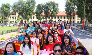 700 hành khách mặc áo dài, đi xe buýt khám phá di sản Hà Nội