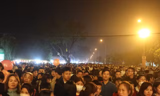 Biển người chen chân trong Lễ khai hội Đền Hai Bà Trưng