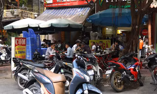 Hà Nội: Chưa cho thuê, vỉa hè đã ngổn ngang hàng quán 