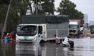 Đường gom, hầm chui Đại lộ Thăng Long nhiều đoạn vẫn ngập sâu