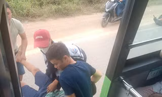 Nhân viên xe buýt đưa người bị tai nạn giao thông đi cấp cứu
