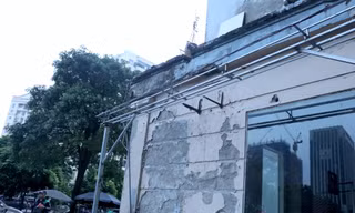 Sống trong sợ hãi tại khu tái định cư xuống cấp