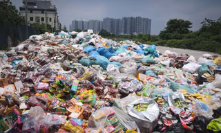 Hà Nội: Lại xuất hiện bãi rác bánh kẹo khổng lồ tại La Phù