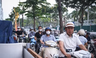 Rào một phần đường gom Đại lộ Thăng Long, xe máy tràn lên vỉa hè tránh ùn tắc