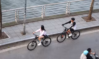 Nắng lên, dịch vụ cho thuê xe đạp ở hồ Tây sôi động, thu tiền triệu mỗi ngày
