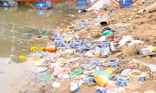 Bát hương, bàn thờ, túi nilon ngập kín ven bờ sông Hồng ngày ông Công ông Táo