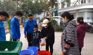 Người Hà Nội thả cá chép vào thùng nhựa 180 lít để tiễn ông Công, ông Táo về trời