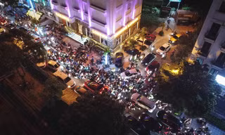 Thi công đường gom đại lộ Thăng Long: Đi gần ba tiếng không qua chỗ tắc, người dân gửi xe đi bộ về nhà