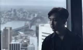 Sẵn chuyên môn ngành Khách sạn, cậu bạn này lao vào dọn WC khu cách ly sạch bong như mới
