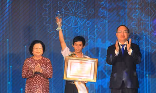 Bí thư Thành ủy TPHCM Nguyễn Thiện Nhân và nguyên Phó Chủ tịch nước Trương Mỹ Hoa tuyên dương sinh viên xuất sắc Tôn Thất Vĩnh. Ảnh: NGÔ TÙNG 