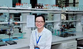 TS Trần Phương Thảo, Gương mặt trẻ Việt Nam triển vọng 2019 luôn theo đuổi con đường nghiên cứu và phát triển thuốc. ẢNH: NVCC