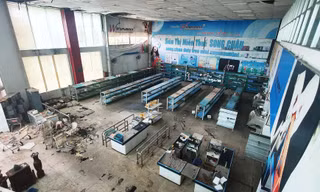 Siêu thị miễn thuế đóng cửa, bỏ hoang. Ảnh: Văn Minh