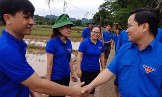 Bí thư thường trực T.Ư Ðoàn Nguyễn Anh Tuấn thăm, động viên đội thanh niên tình nguyện đang khắc phục hậu quả lũ lụt ở huyện miền núi Cẩm Thủy, Thanh Hóa. Ảnh: Xuân Lê