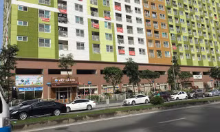 Hàng trăm hộ dân CT7 treo băng rôn phản đối chủ đầu tư là Công ty TNHH Booyoung Vina (Khu đô thị Mỗ Lao – Hà Ðông). Ảnh: Tuấn Minh