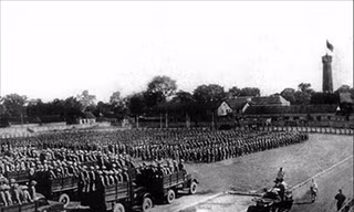 Các đơn vị tập trung tại sân Ðoan Môn, di tích Hoàng thành Thăng Long trong lễ chào cờ ngày 10/10/1954. Ảnh: Tư liệu