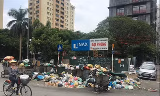 Xe rác xếp hàng trên phố phường Hà Nội những ngày qua