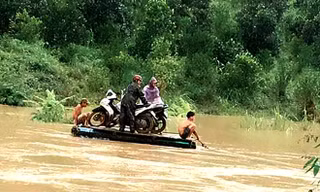 Thầy cô giáo đi bè để vào trường dạy 